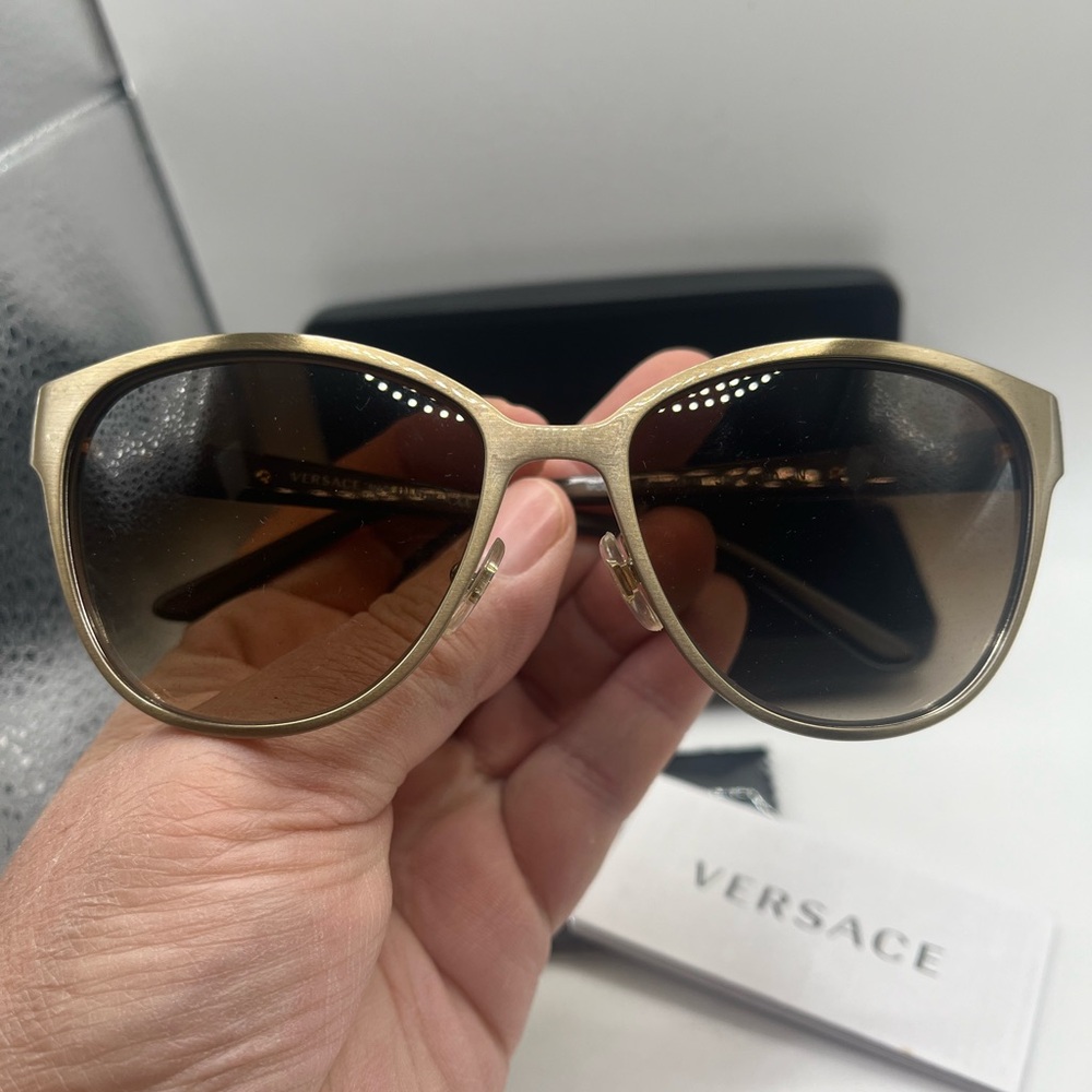 Versace sunglasses like new. With box - Picture 8 of 10